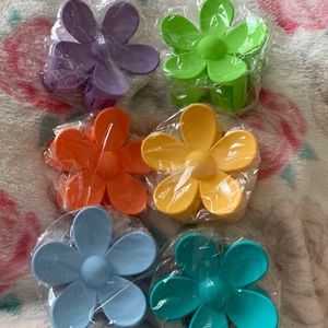 Super cute flower 🌸 hair clips - NWOT!!